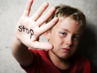 子供の手を叩くのは「しつけ」ではなく「体罰」。大人になっても悪影響を及ぼすトラウマとの関係