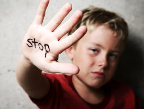 子供の手を叩くのは「しつけ」ではなく「体罰」。大人になっても悪影響を及ぼすトラウマとの関係