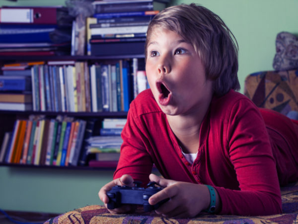 子供を「ゲーム依存」からどう守る？ ネットやゲームを規制する自治体も