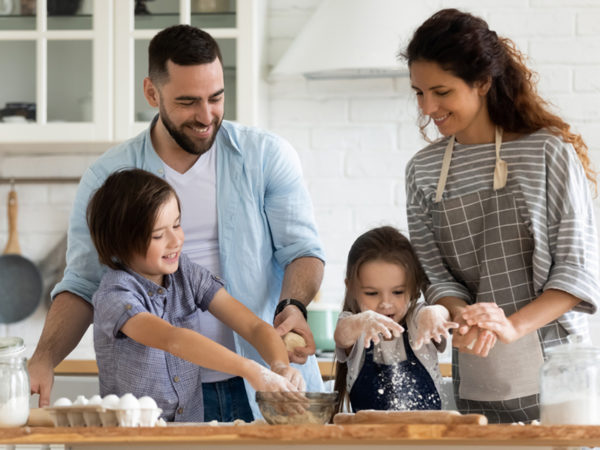 週末は親子でキッチンに立とう。料理をすることで得られる「5つの教育効果」