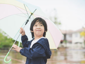 連休は雨予報……でも大丈夫！ 雨の日の外遊びが楽しくなる「子供向けレイングッズ」3選