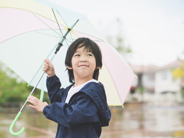連休は雨予報……でも大丈夫！ 雨の日の外遊びが楽しくなる「子供向けレイングッズ」3選