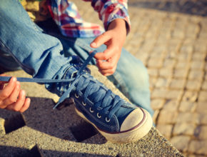 小学生こそ気をつけたい！ 専門家が指南する子供靴の正しい選び方・履き方・歩き方