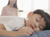 睡眠は脳の成長に影響する!? 夏の寝不足対策に備えたい、3歳から使える子供用枕とは
