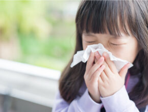 その咳や鼻水、「隠れ秋花粉」が原因かも!? 家族の対策に頼れるガイドライン登場