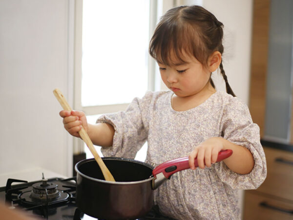 「自分でできる子どもに育てる」モンテッソーリ教育とは？ 家庭で実践する3つのコツ