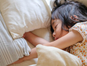子どもの寝相の悪さはパジャマが原因かも!? 睡眠の質を高めるために見直したいこと