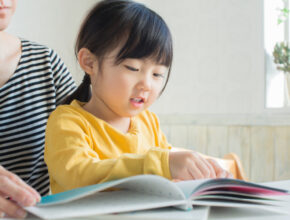 子どもに読書の楽しさを伝えたいパパ・ママ必見！ 「おうち読書のミカタひろば」とは？