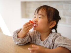 子どもの「晩御飯を待てない問題」にうまく対処! 『お助けおやつ』の3か条|おやつ調査①